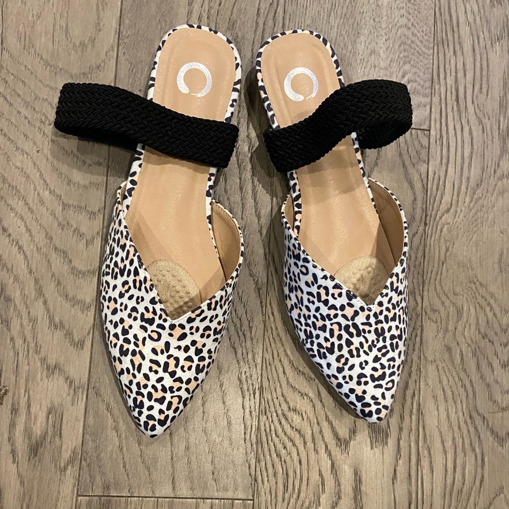 O Pointed Toe Flats - Picture 6 of 7